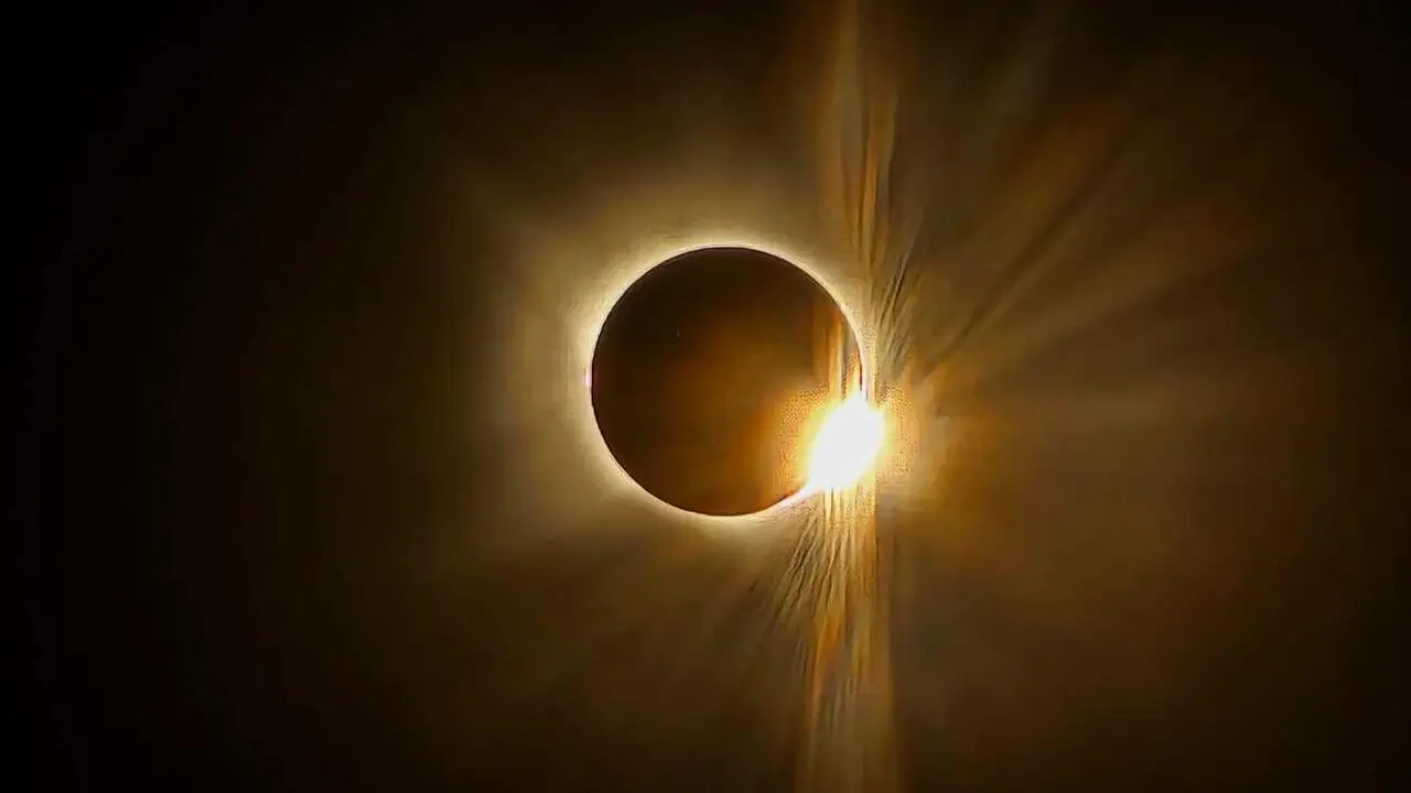 Fotograf&iacute;a del eclipse tomada desde el barrio leon&eacute;s de La Lastra.