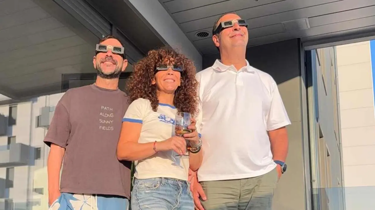 Carlos, Marga y Alberto, en la terraza del piso de los dos primeros.