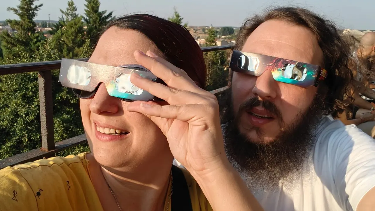 Chelo y Daniel, viendo el eclipse desde Astorga tras su luna de miel en Jap&oacute;n.