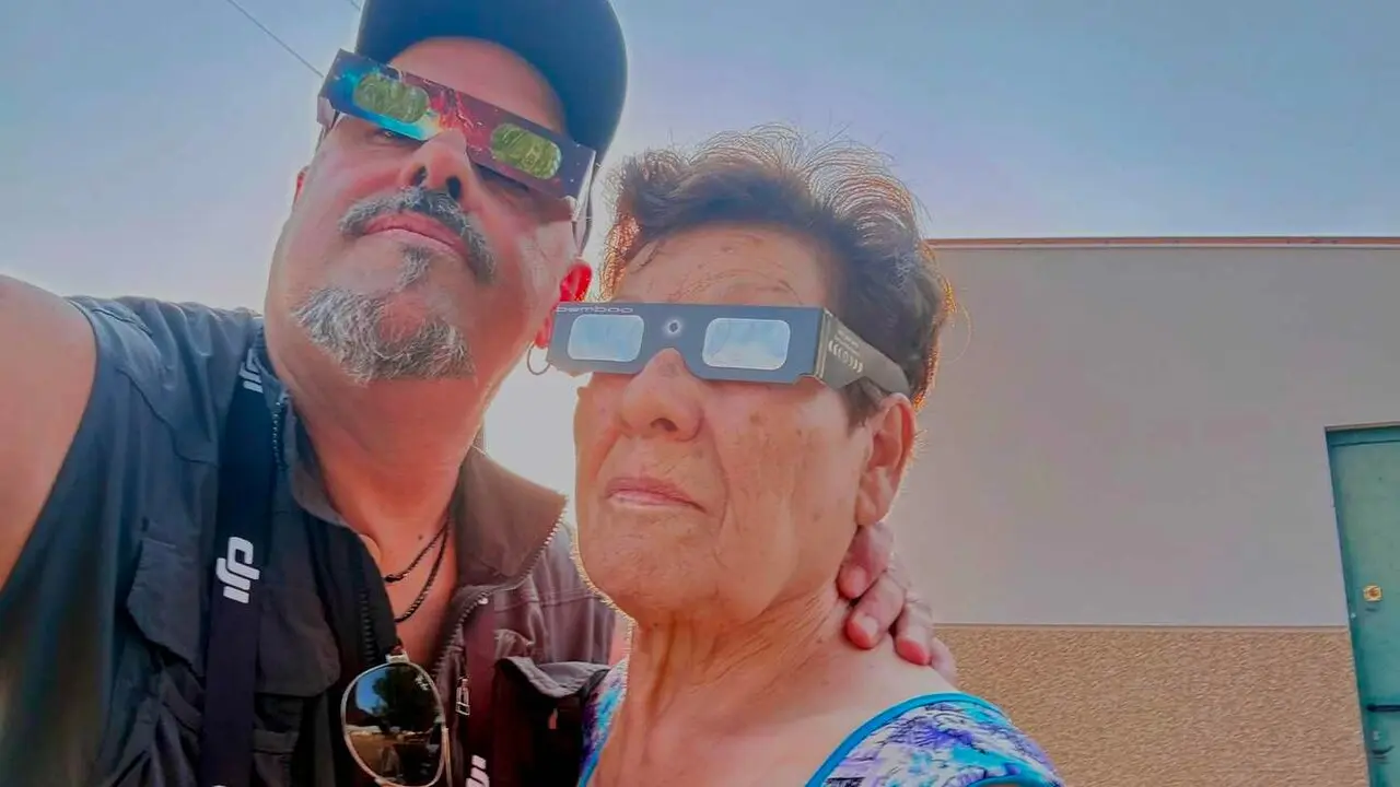 JFChana y su madre, este mi&eacute;rcoles, durante el eclipse.