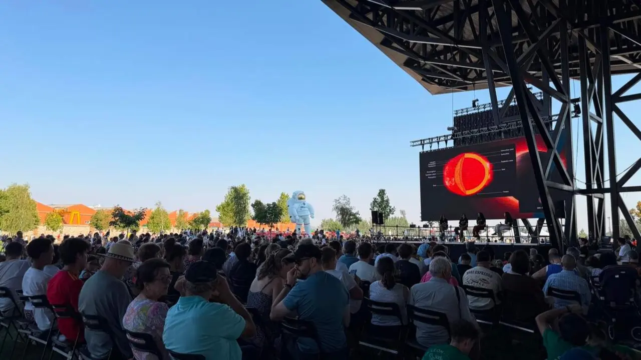 Acto celebrado en el Palacio de Exposiciones de Le&oacute;n con motivo del eclipse solar