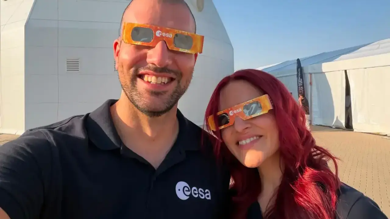 Los leoneses, Sara Garc&iacute;a y Pablo &Aacute;lvarez, minutos antes del eclipse en el Observatorio de Yebes, en Guadalajara. Foto: RRSS.