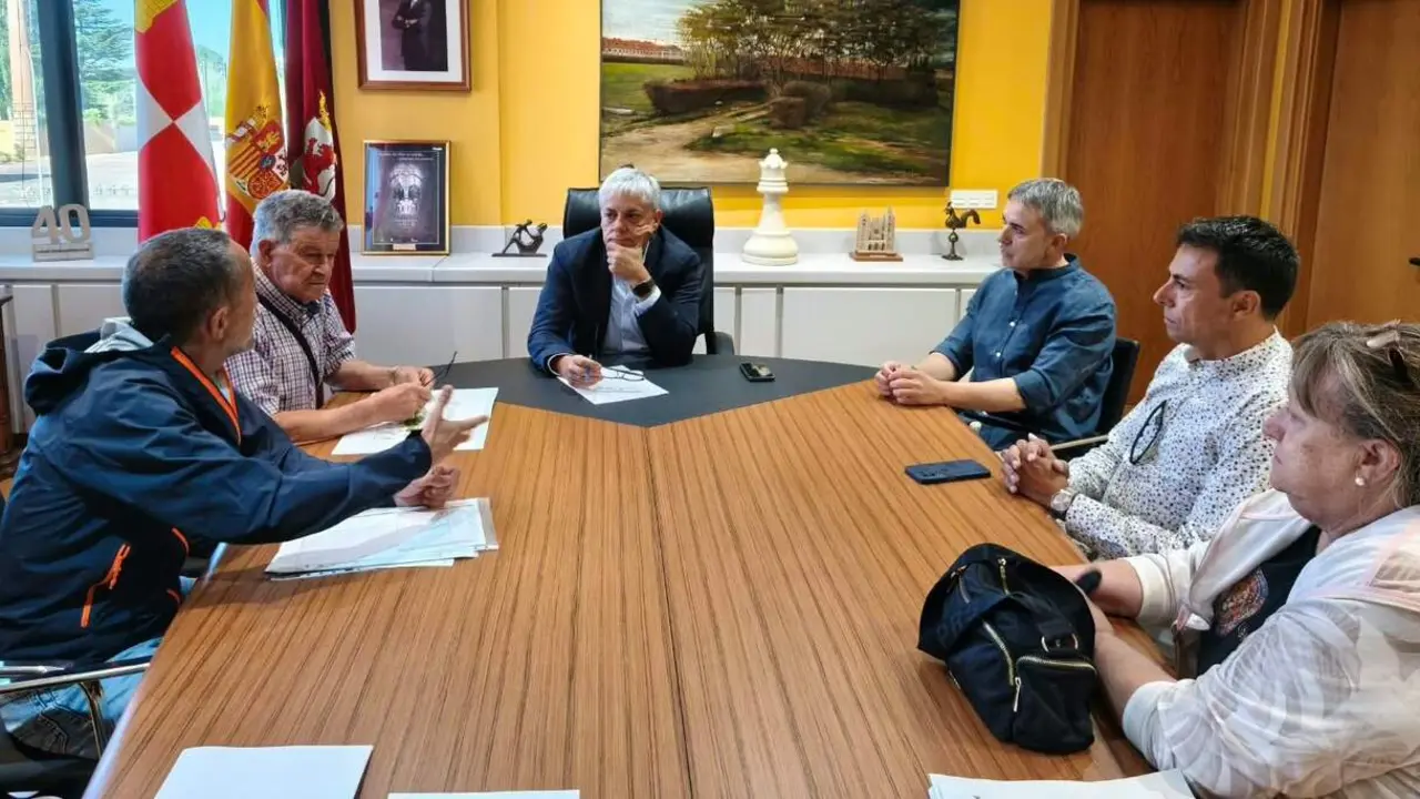 Eduardo Diego (centro), durante la reuni&oacute;n con la Junta Vecinal de Armunia. Foto: JCyL.