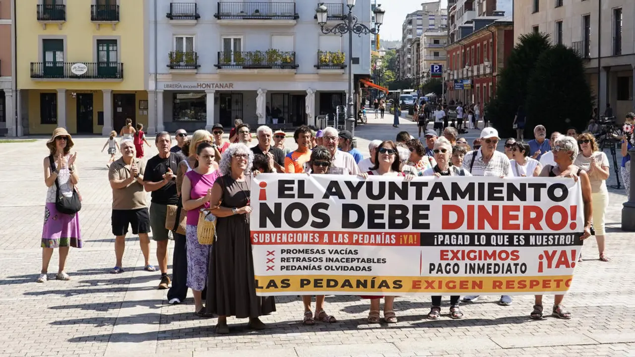 Las pedan&iacute;as ponferradinas de Columbrianos, Pe&ntilde;alba de Santiago y San Clemente de Valdueza (Le&oacute;n), se concentran ante el Ayuntamiento de Ponferrada en protesta por el retraso en el pago de subvenciones correspondientes al a&ntilde;o 2025