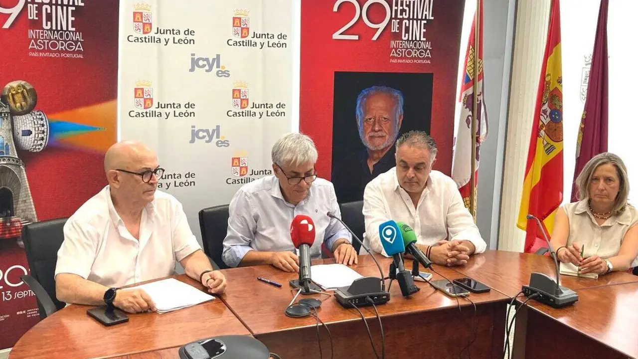 El delegado territorial de la Junta en Le&oacute;n, Eduardo Diego, y el alcalde de Astorga, Jos&eacute; Luis Nieto, presentan el XXIX Festival de Cine de Astorga