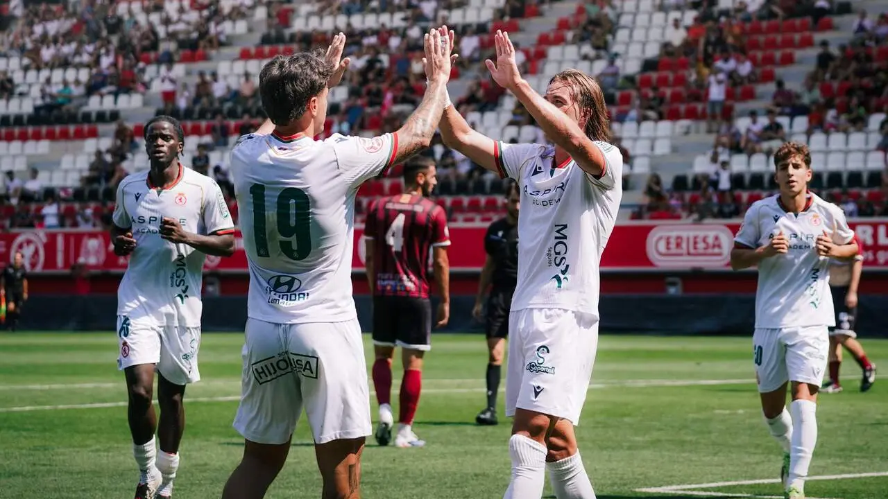Los de Jandro Castro, todav&iacute;a con la plantilla a medio confeccionar, no encontraron rival en un Salamanca muy inferior. Foto: CyDL.