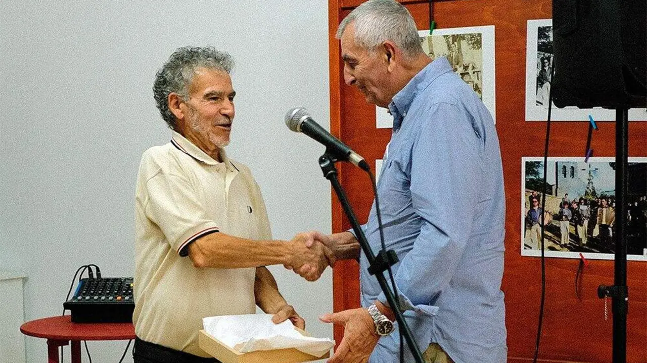letras-8-Turi-Aller-entrega-el-distintivo-del-Premio-a-Pedro-Gonxzalez