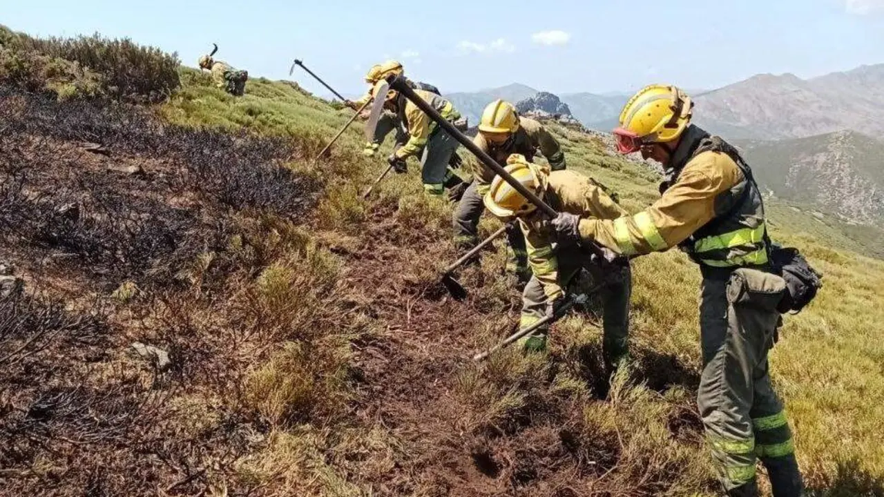El operativo de la Junta trabajando en un incendio por rayo en Sena de Luna este domingo. Foto: Infocal.