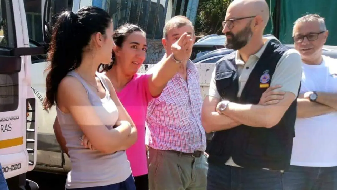 El subdelegado del Gobierno, H&eacute;ctor Alaiz Moret&oacute;n, arropa a los vecinos de Manzanedo de Valdueza berciana tras la tragedia.