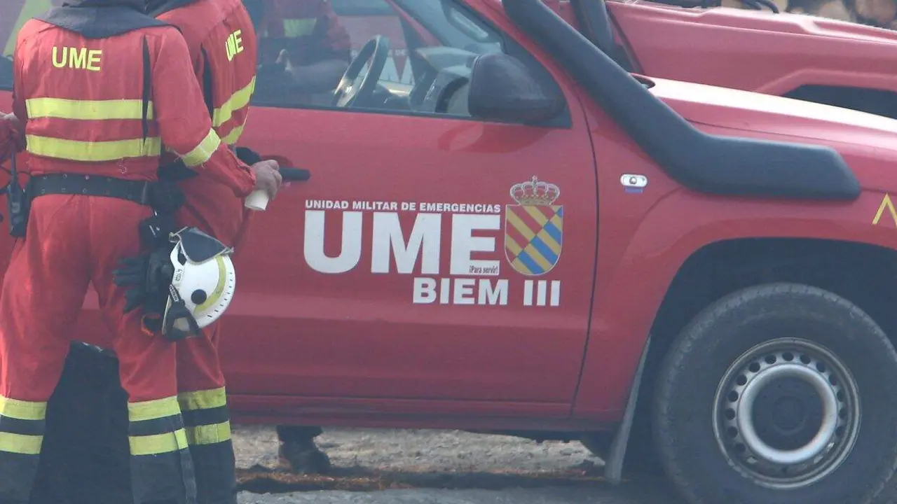 Imagen de archivo de un dispositivo de la UME desplazado al incendio que afect&oacute; el pasado a&ntilde;o a los municipios de Oencia y Corull&oacute;n.