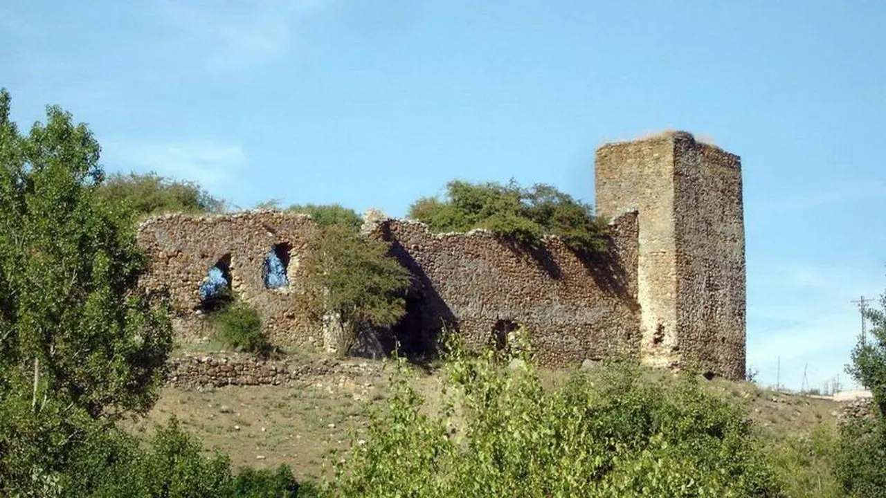 El Castillo de Benar o Benal es una fortaleza oma&ntilde;esa situada en la localidad de El Castillo, perteneciente al municipio de Riello.
