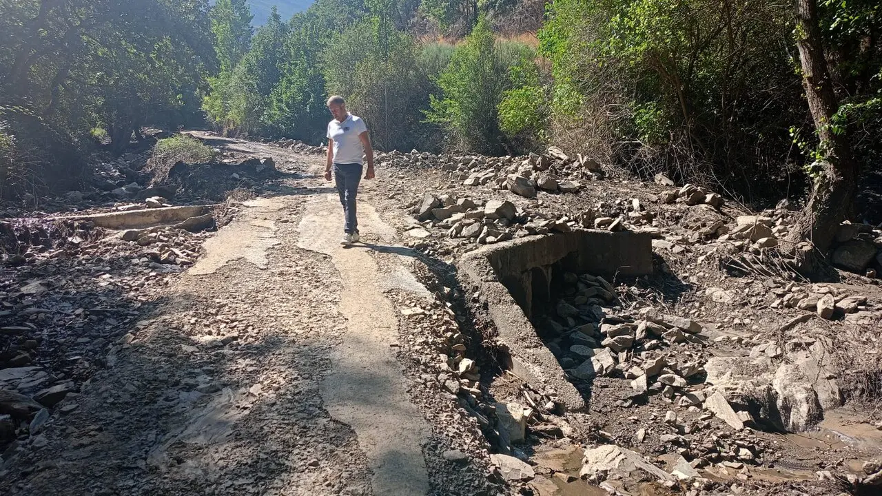 El concejal de Ponferrada, Ivan Alonso, en la bloqueada carretera de acceso a Carracedo de Compludo. Foto: Ayto Ponferrada.
