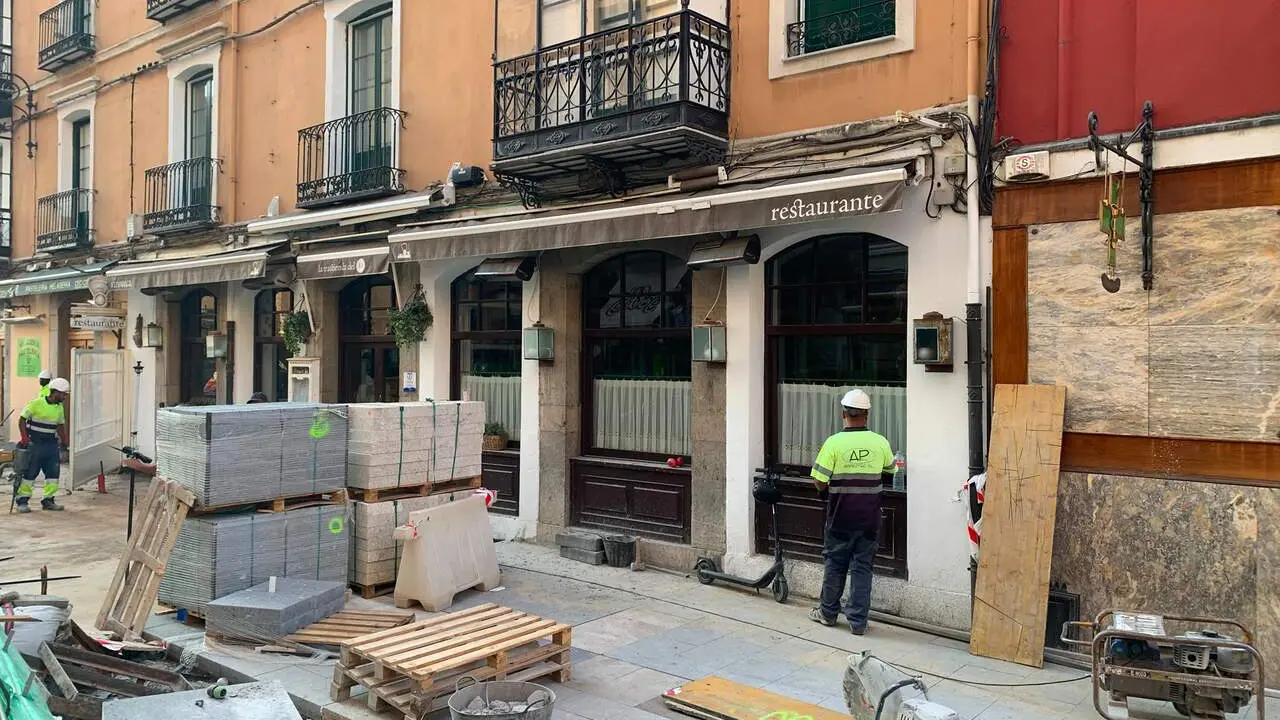 "No podemos abrir": La calle Ancha 'estalla' en plena campa&ntilde;a tur&iacute;stica. Fotos: AFR.