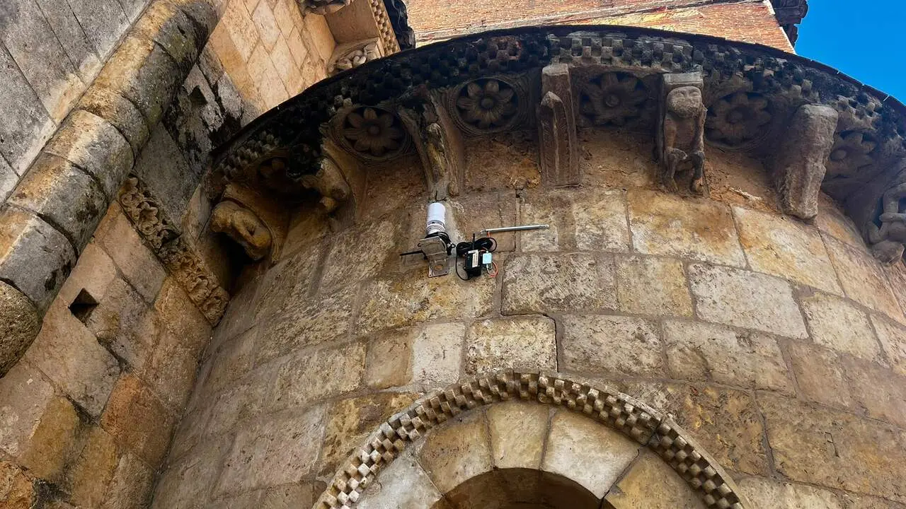 La instalaci&oacute;n de una antera de wifi en el exterior de los sillares del &aacute;bside de la joya rom&aacute;nica de la plaza del Grano indigna a los vecinos y expertos en patrimonio ante la posibilidad de da&ntilde;os irreversibles en el templo BIC del siglo XIII. Foto: &Aacute;. D. G.