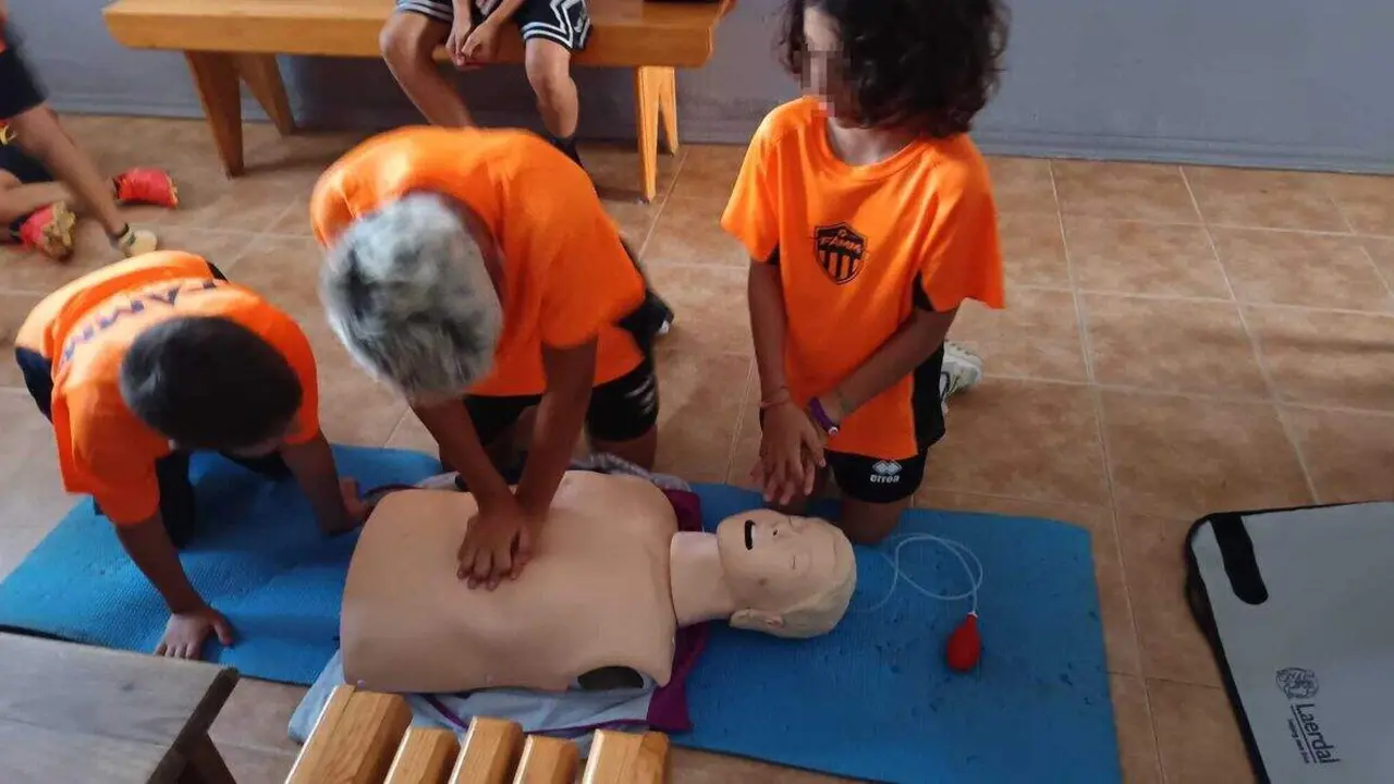 Los participantes del campamento realizando las pr&aacute;cticas del taller de RCP del Centro de Salud de Toreno