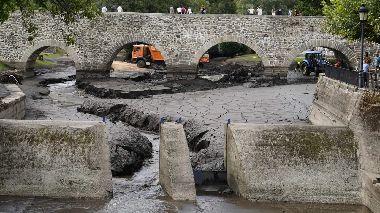 Trabajos de limpieza del r&iacute;o Meruelo a su paso por Molinaseca (Le&oacute;n), cubierto de ceniza debido al arrastre de las &uacute;ltimas tormentas