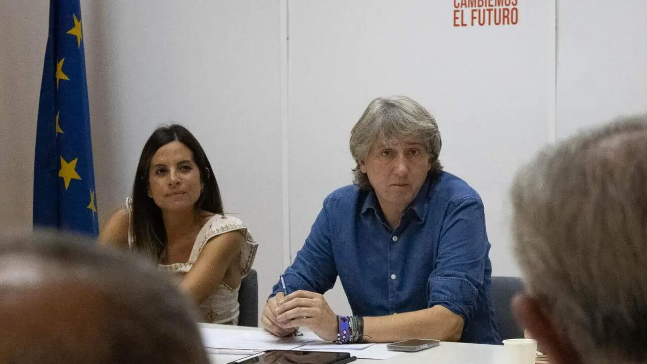 El secretario general del PSOECyL, Carlos Mart&iacute;nez, atiende a los medios despu&eacute;s de reunirse con las organizaciones profesionales agrarias. Le acompa&ntilde;an la vicesecretaria general, Nuria Rubio, y el portavoz de Agricultura en las Cortes, Mario Rivas, entre otros. Fotos: Rub&eacute;n Cacho y&nbsp;Paula Zi&eacute; De Frutos.