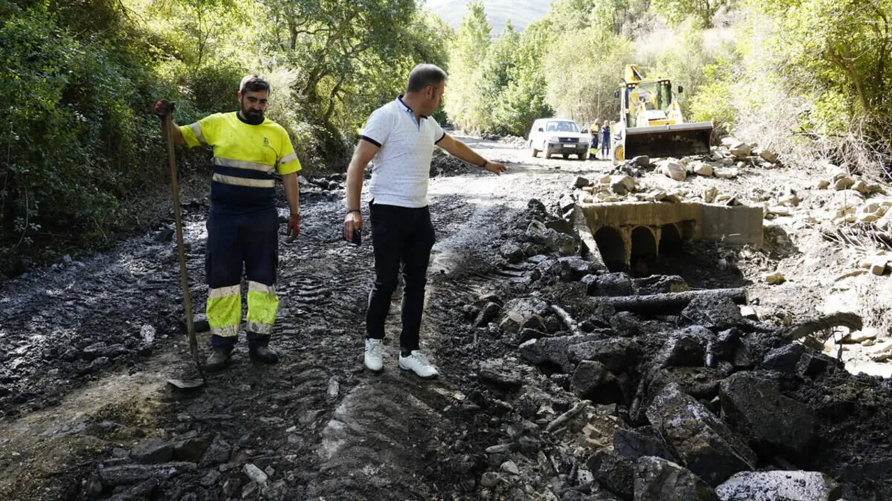 Trabajos de urgencia en la carretera de acceso a la localidad de Carracedo de Compludo (Le&oacute;n), para restablecer la comunicaci&oacute;n con el pueblo