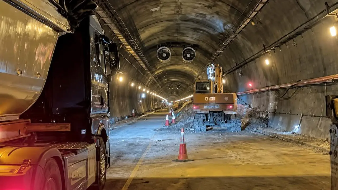 Imagen de las obras en el interior del t&uacute;nel del Negr&oacute;n, el mismo en el que se han producido los desprendimientos.