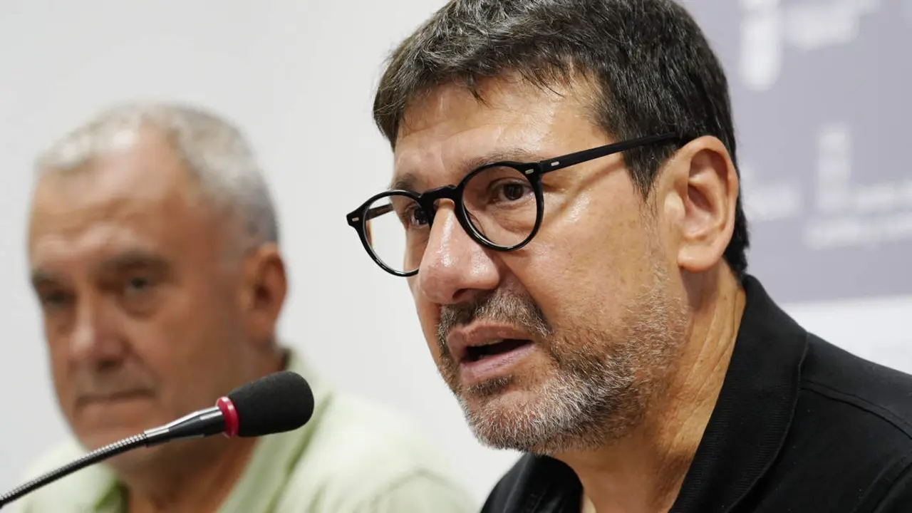 El alcalde de Torre del Bierzo (Le&oacute;n), Grabriel Folgado (D), junto al presidente de la Junta Vecinal de Albares de la Ribera (Le&oacute;n), Felipe Garc&iacute;a, durante la presentaci&oacute;n del XII Encuentro de Campaneros 'Reino de Le&oacute;n'