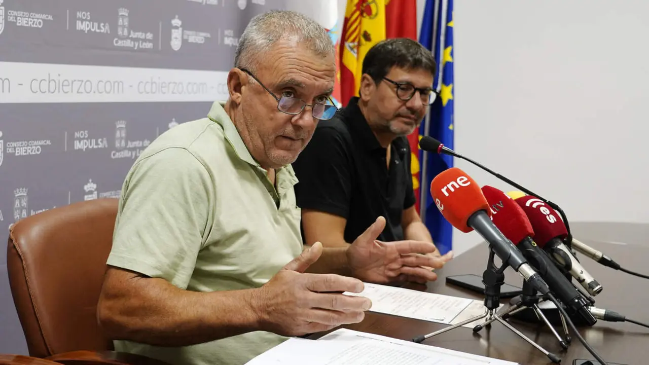 El alcalde de Torre del Bierzo (Le&oacute;n), Grabriel Folgado (D), junto al presidente de la Junta Vecinal de Albares de la Ribera (Le&oacute;n), Felipe Garc&iacute;a, durante la presentaci&oacute;n del XII Encuentro de Campaneros 'Reino de Le&oacute;n'