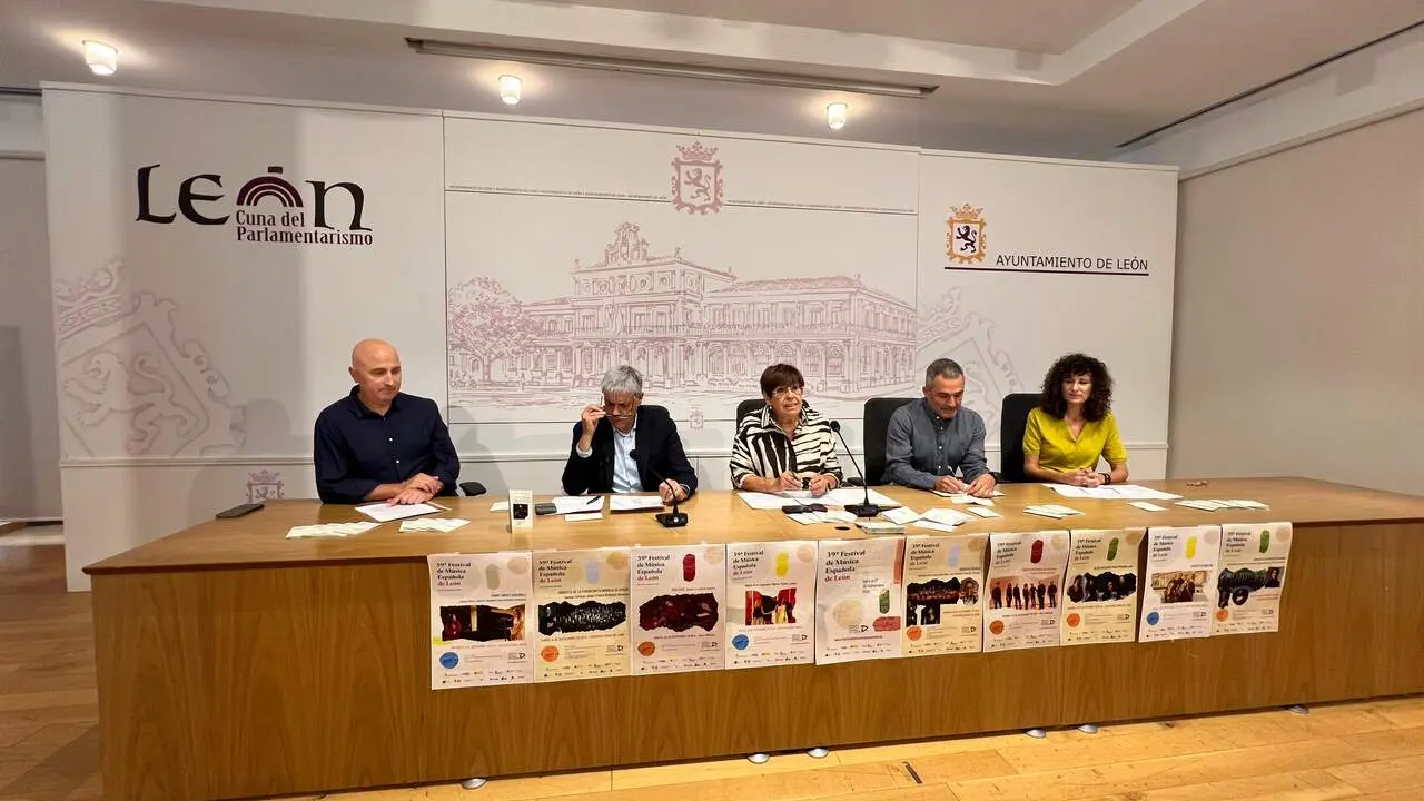 La concejala de Acci&oacute;n y Promoci&oacute;n Cultural del Ayuntamiento de Le&oacute;n, Elena Aguado, presenta, junto a organizadores y patrocinadores, el XXXIX Festival de M&uacute;sica Espa&ntilde;ola