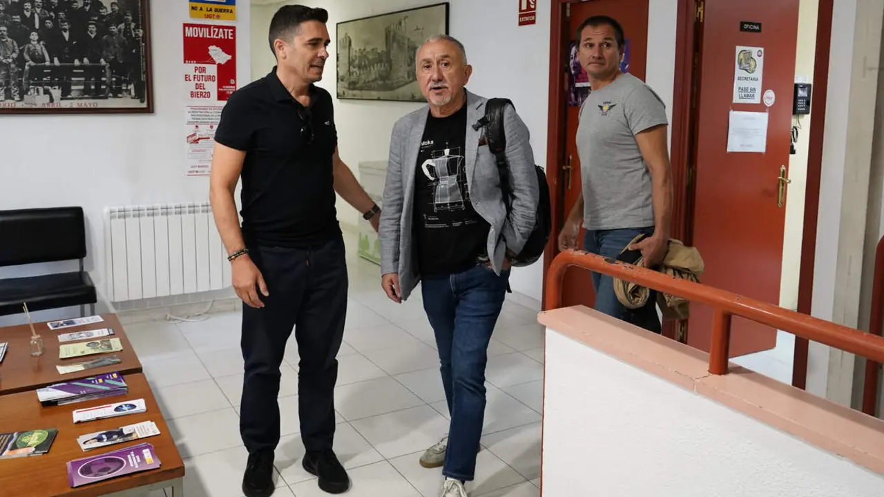El secretario general de UGT, Pepe &Aacute;lvarez, junto al secretario general del sindicato en Castilla y Le&oacute;n, &Oacute;scar Lobo, en Ponferrada tras su visita a la BRIF de Tabuyo del Monte