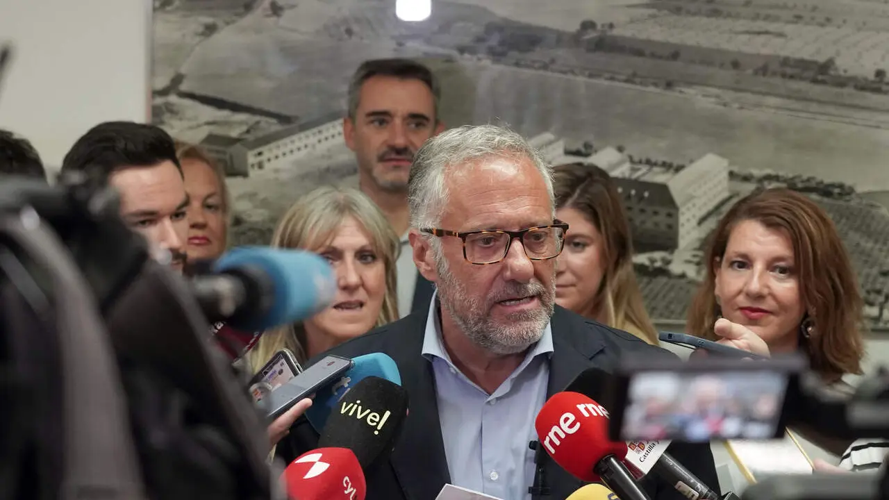 El vicepresidente primero de la Junta y consejero de Desregulaci&oacute;n, Familia y Ayudas Sociales, Carlos Poll&aacute;n, visita el centro de menores Zambrana.