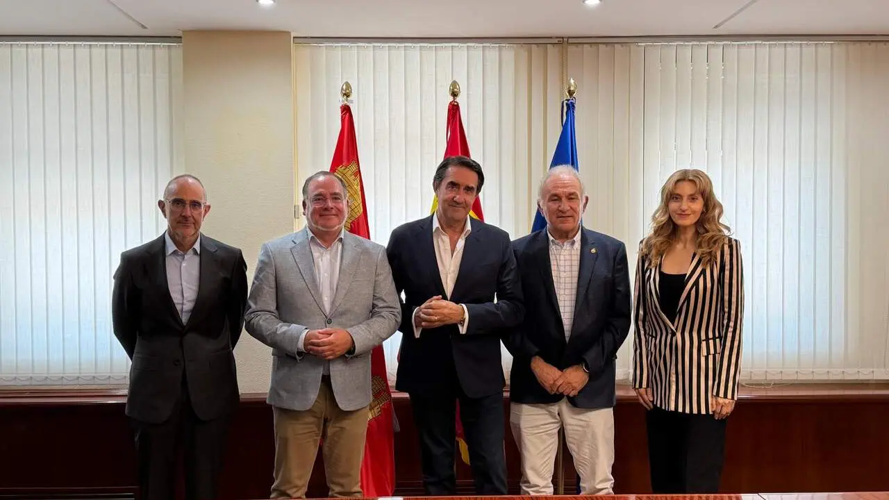 El consejero de Industria, Universidades, Empleo y Comercio, Juan Carlos Su&aacute;rez-Qui&ntilde;ones, se ha reunido con la Federaci&oacute;n de Asociaciones de Empresas de Tecnolog&iacute;as de la Informaci&oacute;n, Comunicaciones y Electr&oacute;nica de Castilla y Le&oacute;n (AETICAL) para propiciar que los aut&oacute;nomos y pymes de Castilla y Le&oacute;n se incorporen a las nuevas tecnolog&iacute;as de la informaci&oacute;n y la comunicaci&oacute;n
