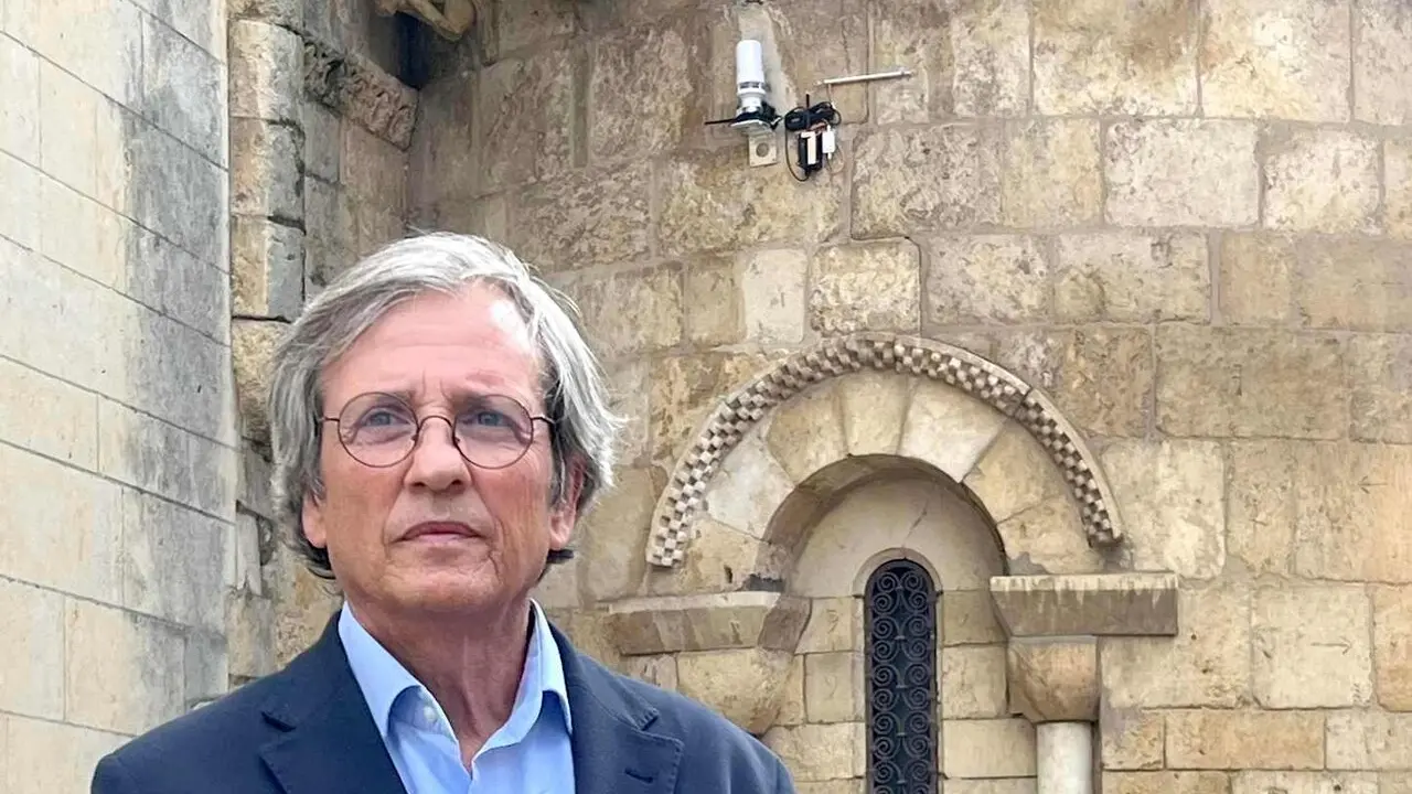 El director general de Patrimonio Cultural, Jos&eacute; Ram&oacute;n Sola, visita la iglesia del Mercado en Le&oacute;n