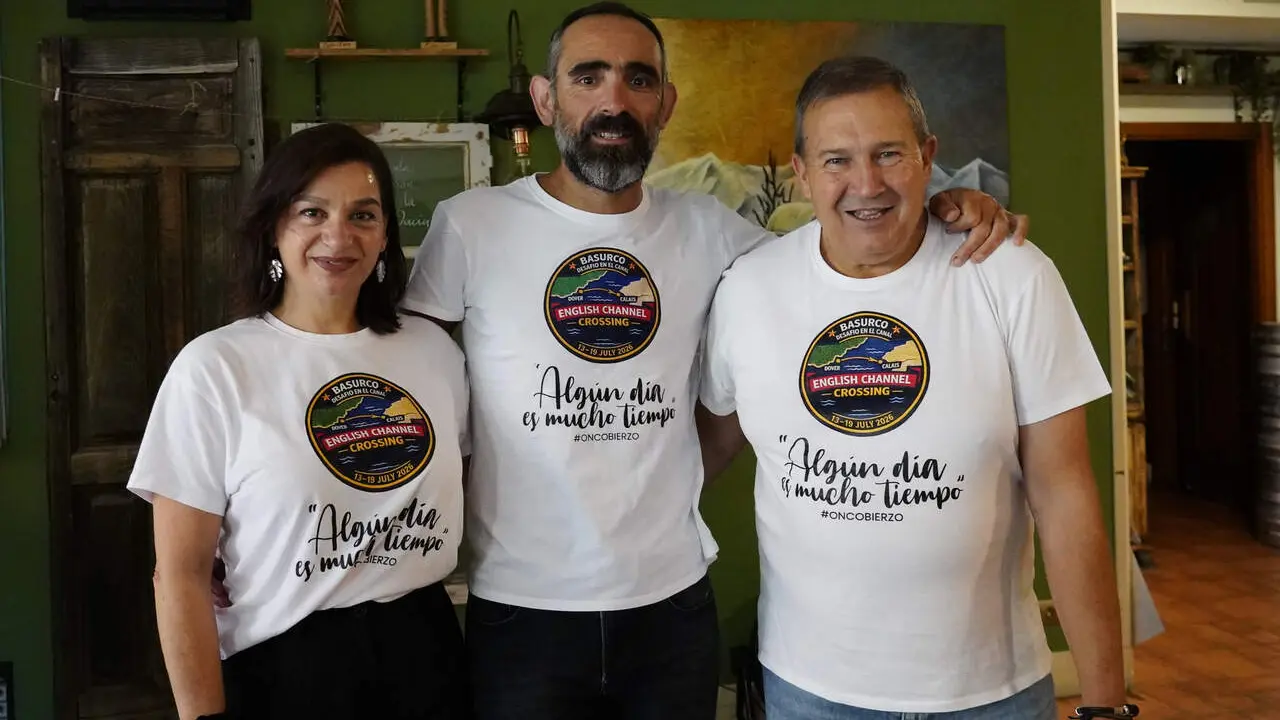 Los miembros de la Asociaci&oacute;n Oncobierzo, Tito Gago (D), y Eva Arias, junto al ultrafondista berciano, Miguel Mart&iacute;nez Basurco (C),  presenta el nuevo reto solidario del ultrafondista berciano, Miguel Mart&iacute;nez Basurco (C), durante la presentaci&oacute;n del nuevo intento de volver a cruzar el Canal de La Mancha para dar visibilidad a la labor del colectivo.