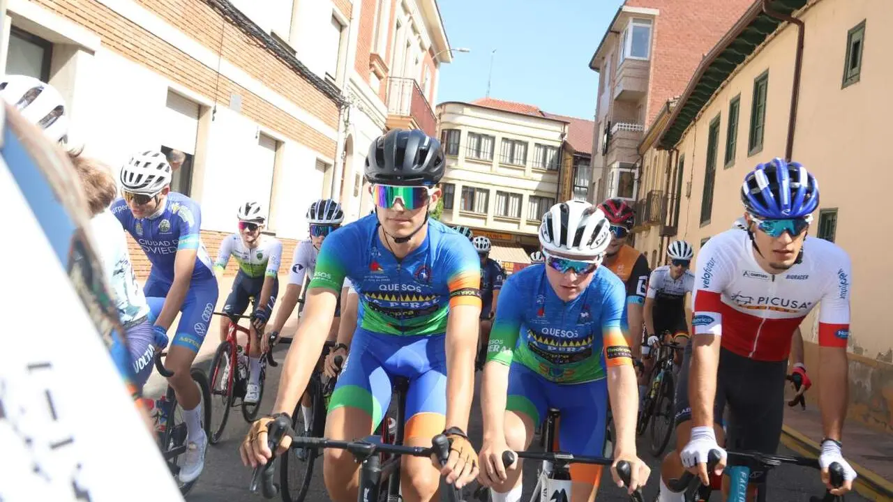 Adri&aacute;n Prieto prolonga su racha y conquista tambi&eacute;n la Challenge de Castilla y Le&oacute;n. El corredor ba&ntilde;ezano del Picusa Academy vuelve a imponerse, esta vez en Benavides de &Oacute;rbigo, despu&eacute;s de ganar el d&iacute;a anterior en Villaman&iacute;n. Su doblete le permite cerrar el fin de semana como vencedor de la clasificaci&oacute;n general de la Challenge Castilla y Le&oacute;n.