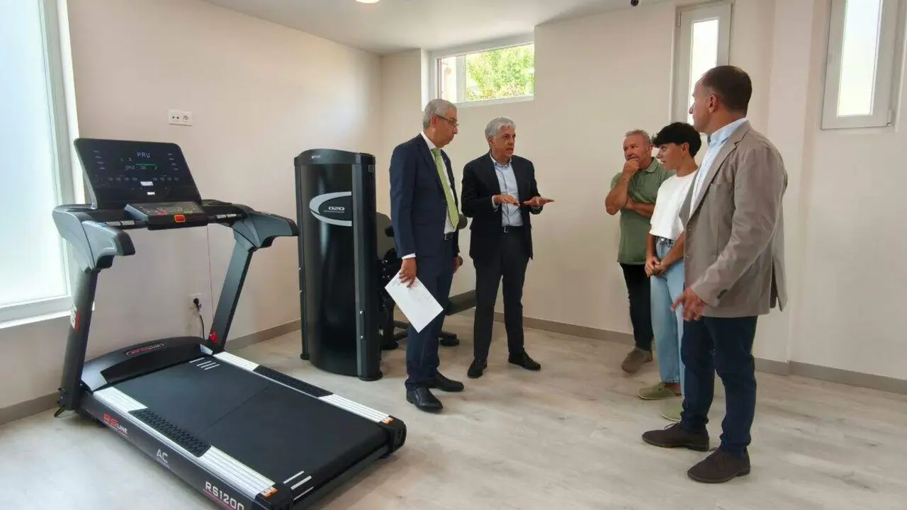 El comisionado para la Despoblaci&oacute;n y la Ordenaci&oacute;n del Territorio, Jes&uacute;s Hurtado, acompa&ntilde;ado por el delegado territorial de la Junta en Le&oacute;n, Eduardo Diego, y el alcalde de Villaquejida, David Gonz&aacute;lez, inaugura el nuevo Centro de Vida Activa de Villaquejidaa