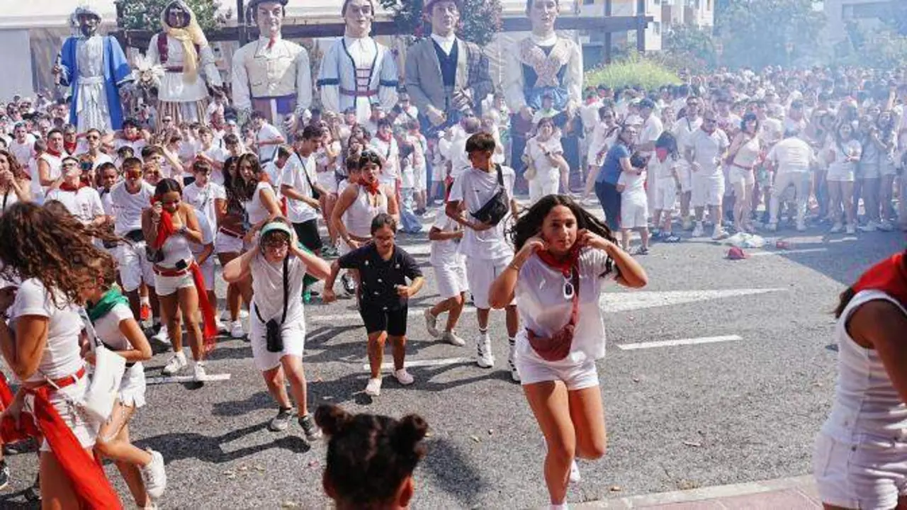 Vacinos de No&aacute;in (Navarra) huyen de la plaza del Ayuntamiento tras la explosi&oacute;n de varios cohetes que dejan m&aacute;s de medio centenar de heridos. Foto: Diario de Navarra.