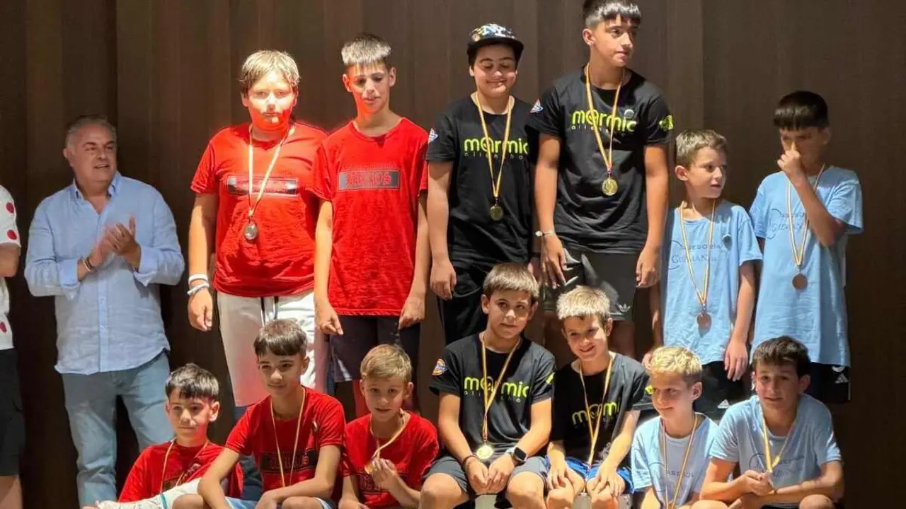 La XLIV Vuelta Chapista a Astorga ya tiene vencedor. Lucas Fern&aacute;ndez Buelga, representante del equipo Marmic, se hizo con la primera posici&oacute;n de una edici&oacute;n marcada por la competitividad y la participaci&oacute;n de numerosos deportistas.