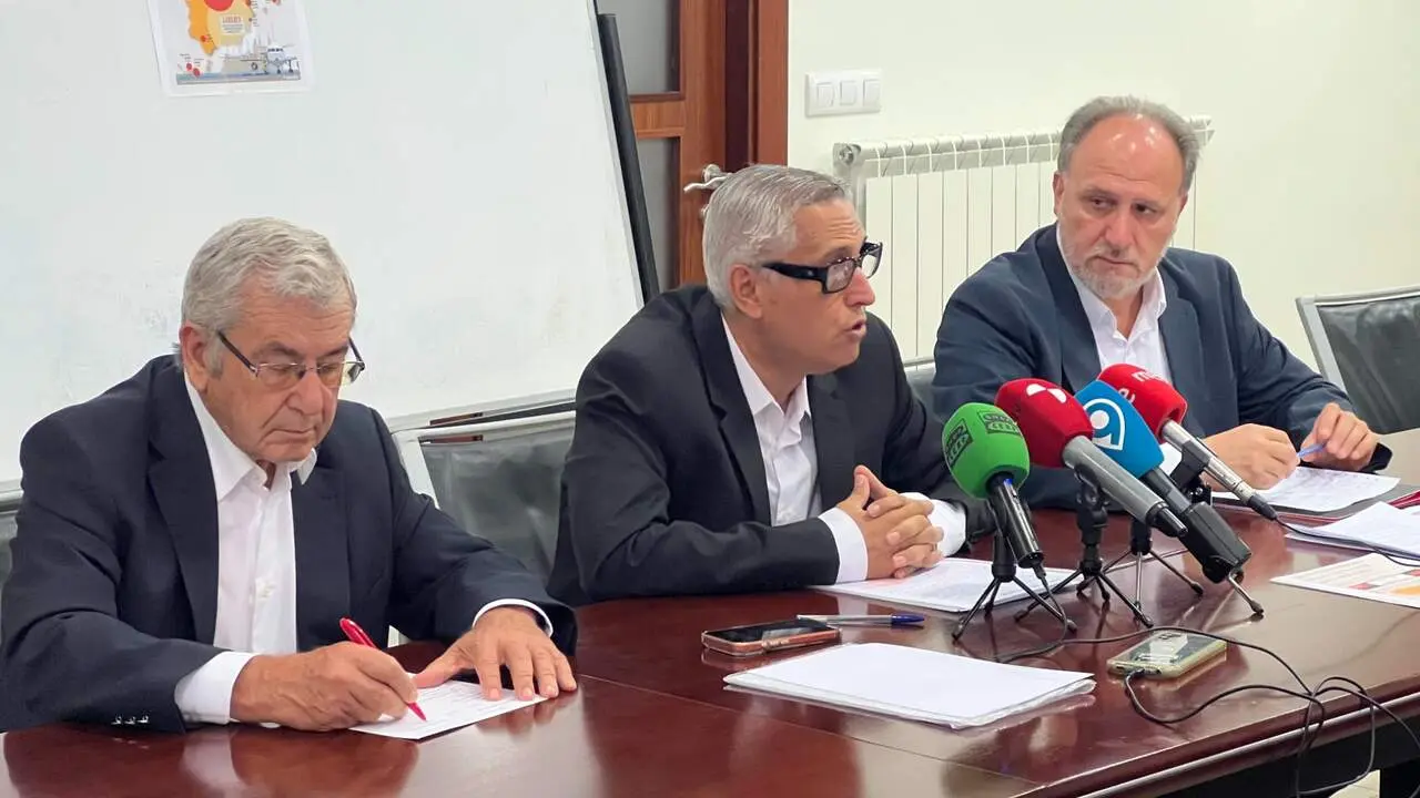 La plataforma ciudadana &lsquo;M&aacute;s Vuelos, m&aacute;s futuro para Le&oacute;n&rsquo; comparece en rueda de prensa con la intervenci&oacute;n de Javier Callado Cobo, &Aacute;lvaro Migu&eacute;lez Ferreras y Miguel &Aacute;ngel Dom&iacute;nguez. Foto: Peio Garc&iacute;a.