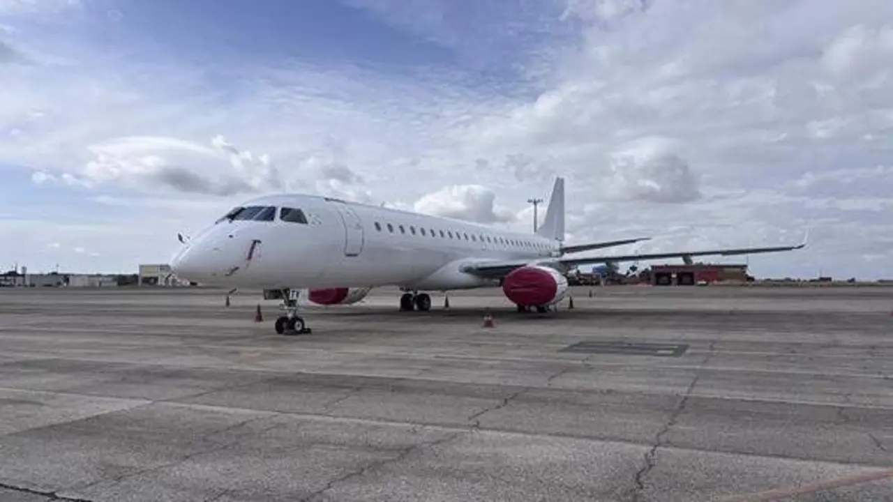 Un Embraer 190, primera aeronave atendida por AMLS en el Aeropuerto de Le&oacute;n la semana pasada. Foto: Aena.