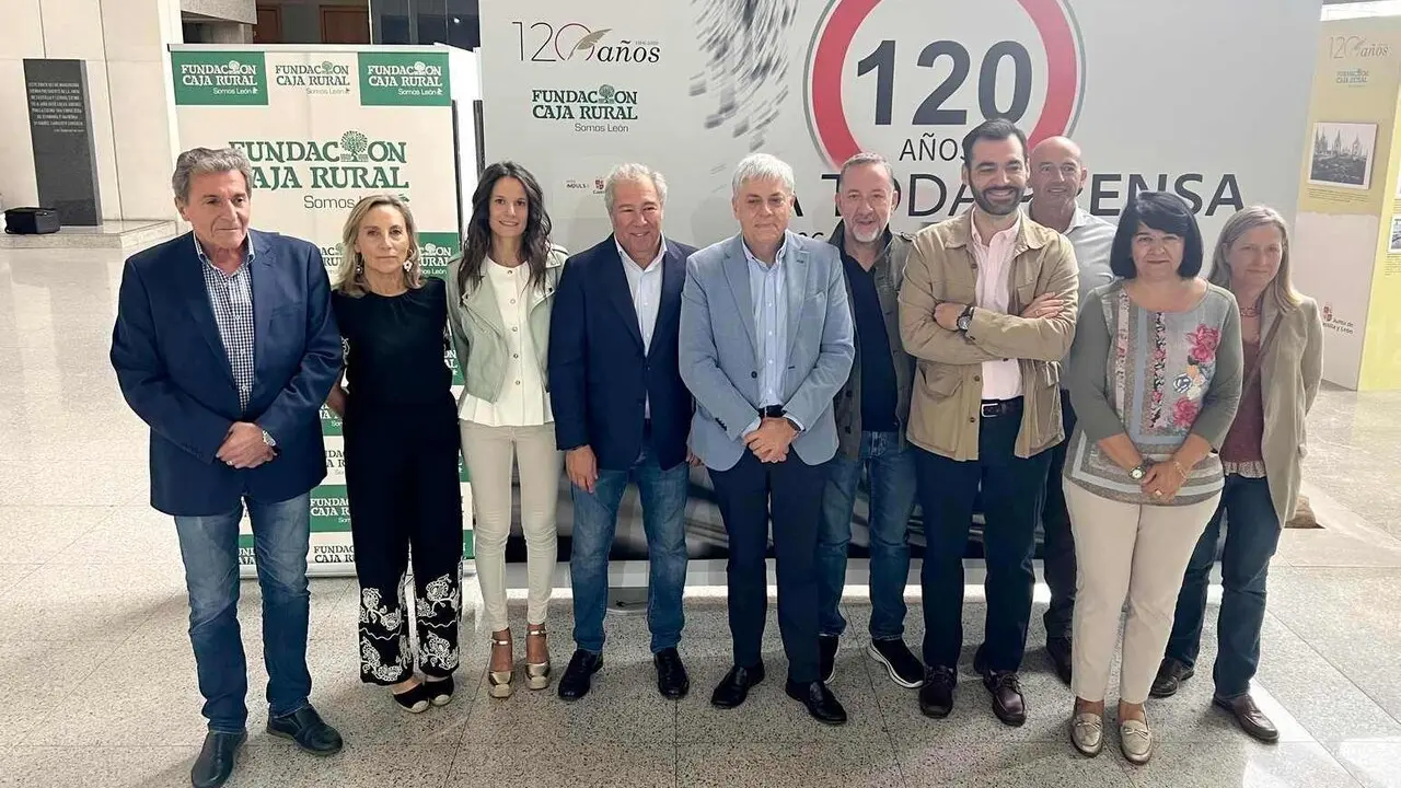 El delegado territorial de la Junta, Eduardo Diego, inaugura la exposici&oacute;n &lsquo;120 a&ntilde;os a toda prensa&rsquo;, organizada por Diario de Le&oacute;n. Foto: Peio Garc&iacute;a