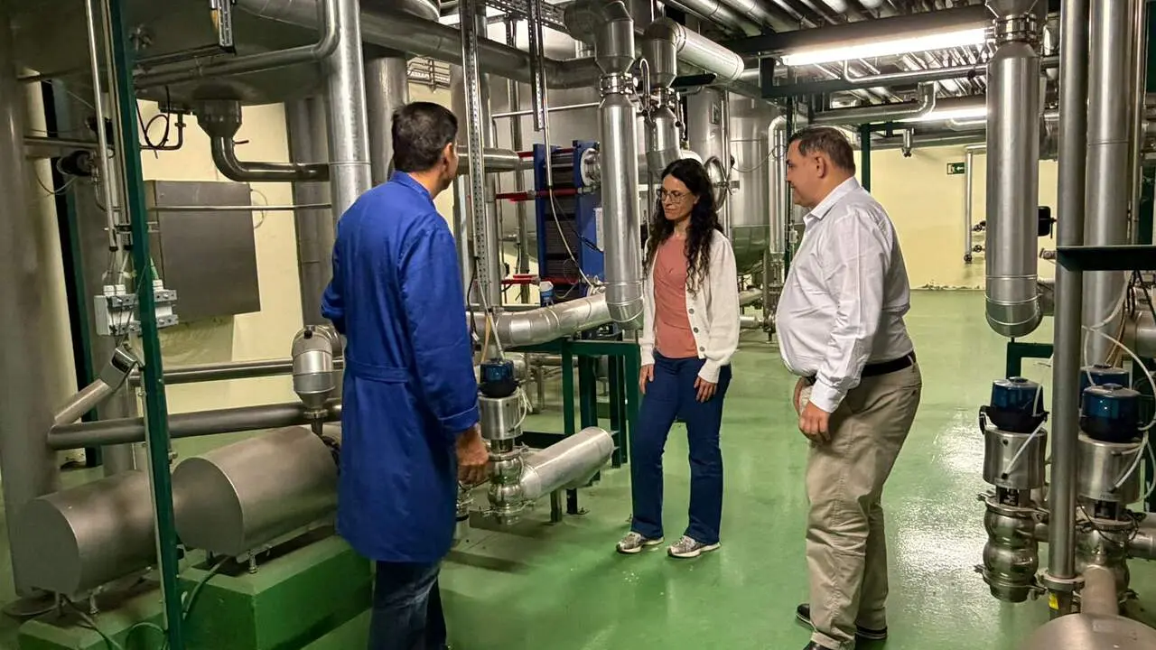 El director del ITACyL, David Gonz&aacute;lez, visita el Centro de I+D+i de Biocombustibles y Bioproductos, que coordina dos proyectos europeos para dar nuevos usos a subproductos del vino, fibras naturales y otros recursos agrarios. Foto: JCyL.