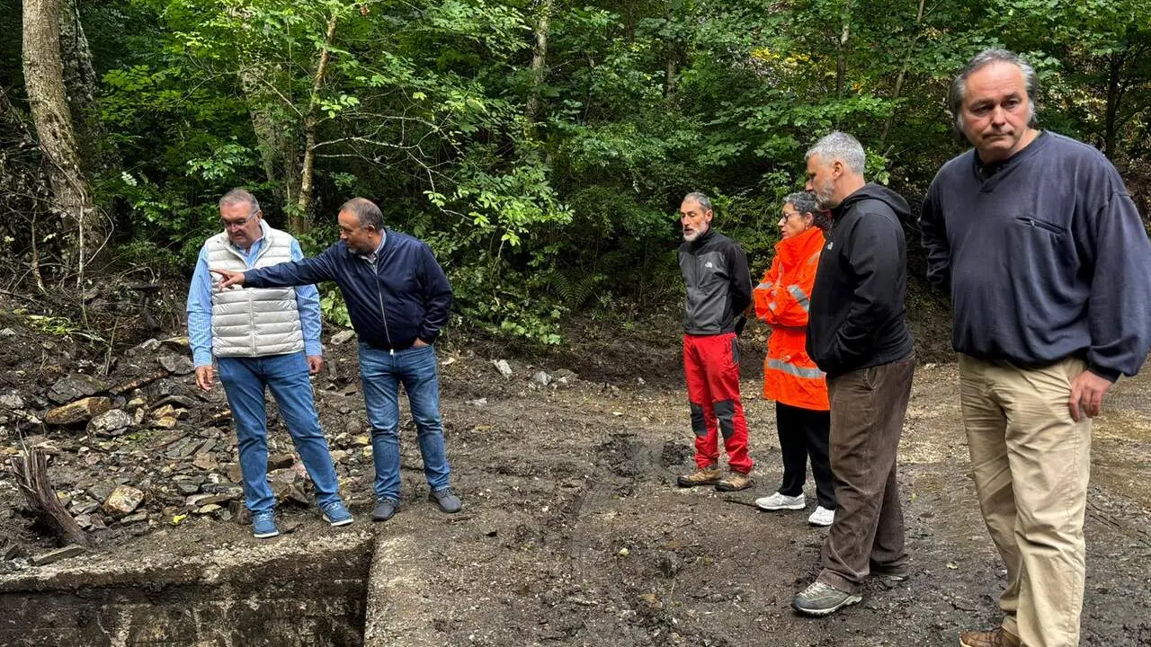 El presidente y el vicepresidente visitaron&nbsp;las obras de emergencia y reiteraron que el di&aacute;logo con Ponferrada "siempre est&aacute; abierto". Foto: Diputaci&oacute;n.