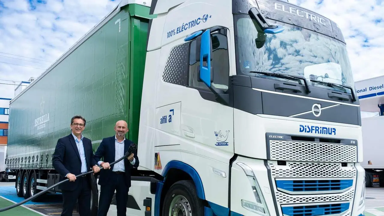 Representantes de Disfrimur presentan uno de los veh&iacute;culos el&eacute;ctricos que emplean para el transporte.