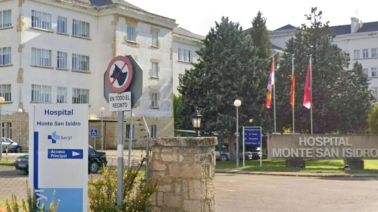 Imagen del acceso principal al Hospital Monte San Isidro.