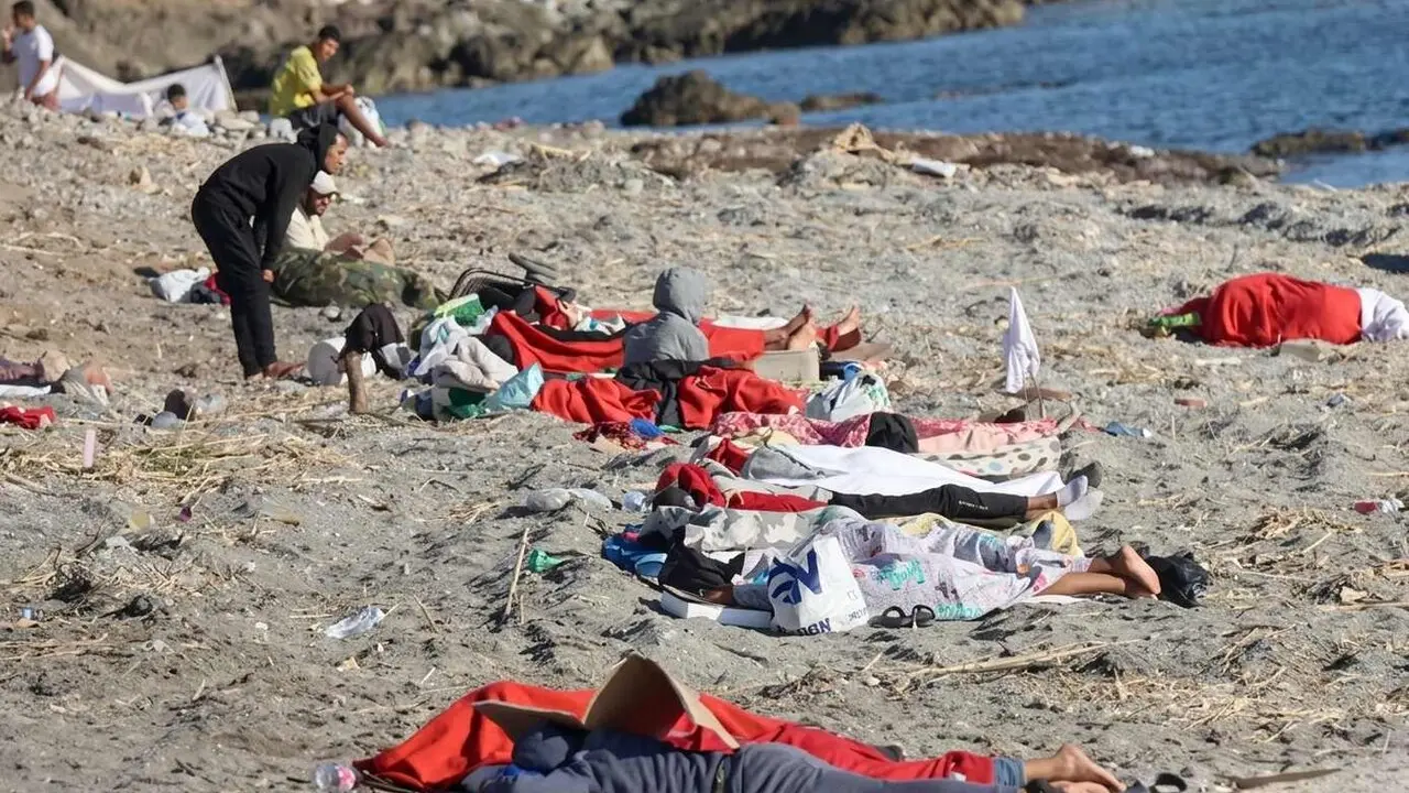 Migrantes en las playas de Ceuta; Fele exige soluciones ante lo que considera una situaci&oacute;n l&iacute;mite.