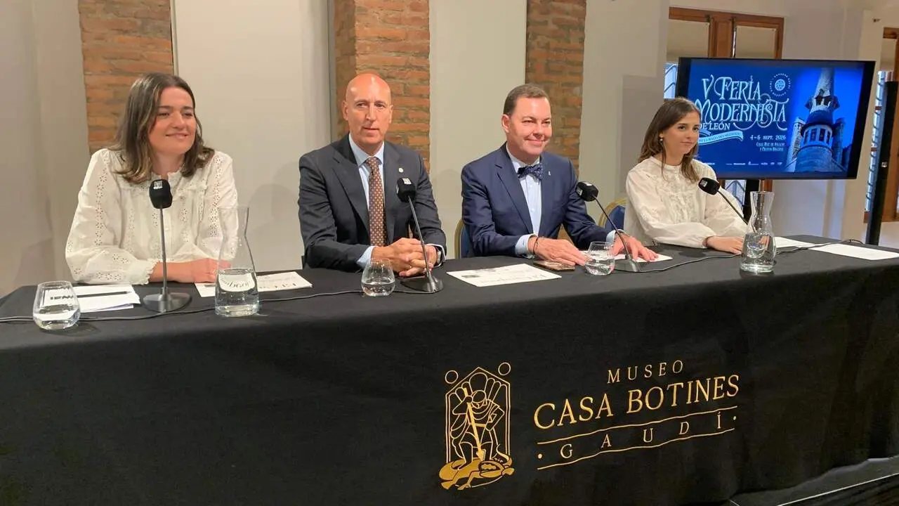Jos&eacute; Mar&iacute;a Viejo (Fundos) y el alcalde de Le&oacute;n, Jos&eacute; Antonio Diez, junto a las jefas de Programas P&uacute;blicos y Producci&oacute;n y &Aacute;rea de Negocio, Tienda y Publicaciones de Fundos, Marta Sabugo y Andrea M&eacute;ndez, este viernes en la presentaci&oacute;n de la Feria Modernista. Foto: A.F.R.