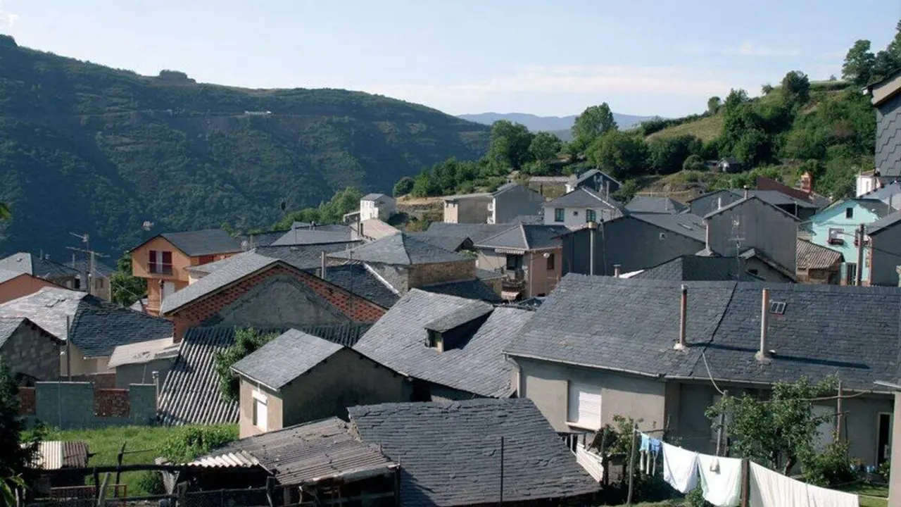 Vista a&eacute;rea de la localidad berciana de Villamart&iacute;n del Sil. Foto: Ayto. P&aacute;ramo del Sil.
