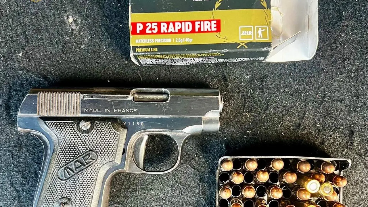 El arma de fuego y la munici&oacute;n confiscadas por la Polic&iacute;a Local durante su intervenci&oacute;n. Foto: Polic&iacute;a Local.