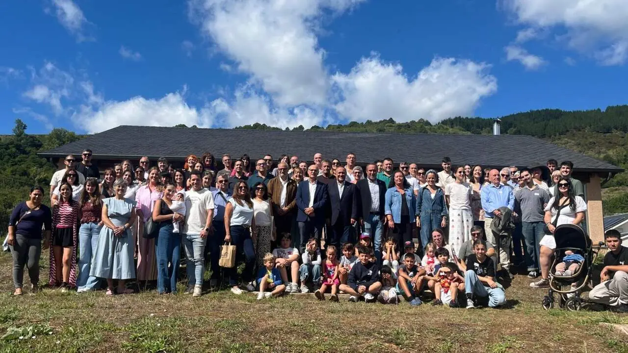 El presidente de la Diputaci&oacute;n, Gerardo &Aacute;lvarez Courel, ha inaugurado la jornada de convivencia con los nuevos moradores en Corull&oacute;n. Foto: Diputaci&oacute;n.