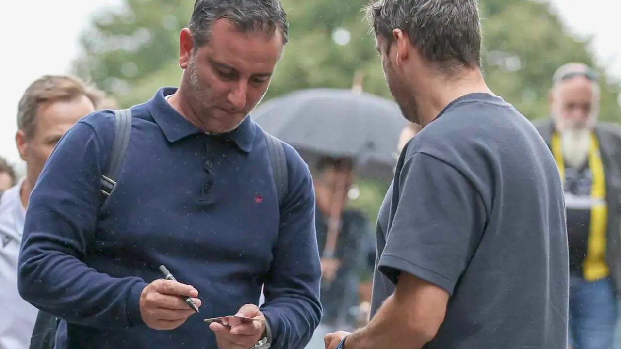 El entrenador de la Cultural firma un aut&oacute;grafo a un aficionados en Lasesarre.