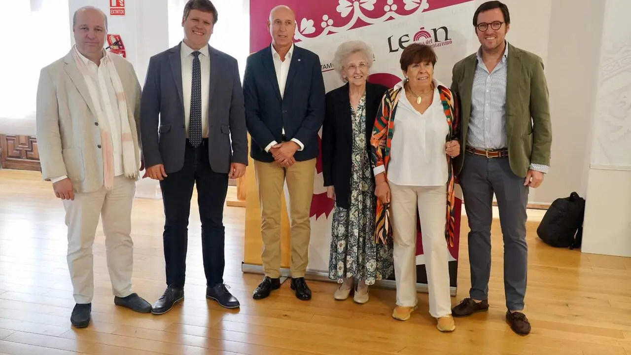 El alcalde de Le&oacute;n, Jos&eacute; Antonio Diez, y la directora de la Fundaci&oacute;n Eutherpe, Margarita Mor&aacute;is, presentan el XXII Curso para pianistas, directores y Joven Orquesta Leonesa. Fotos: Campillo.