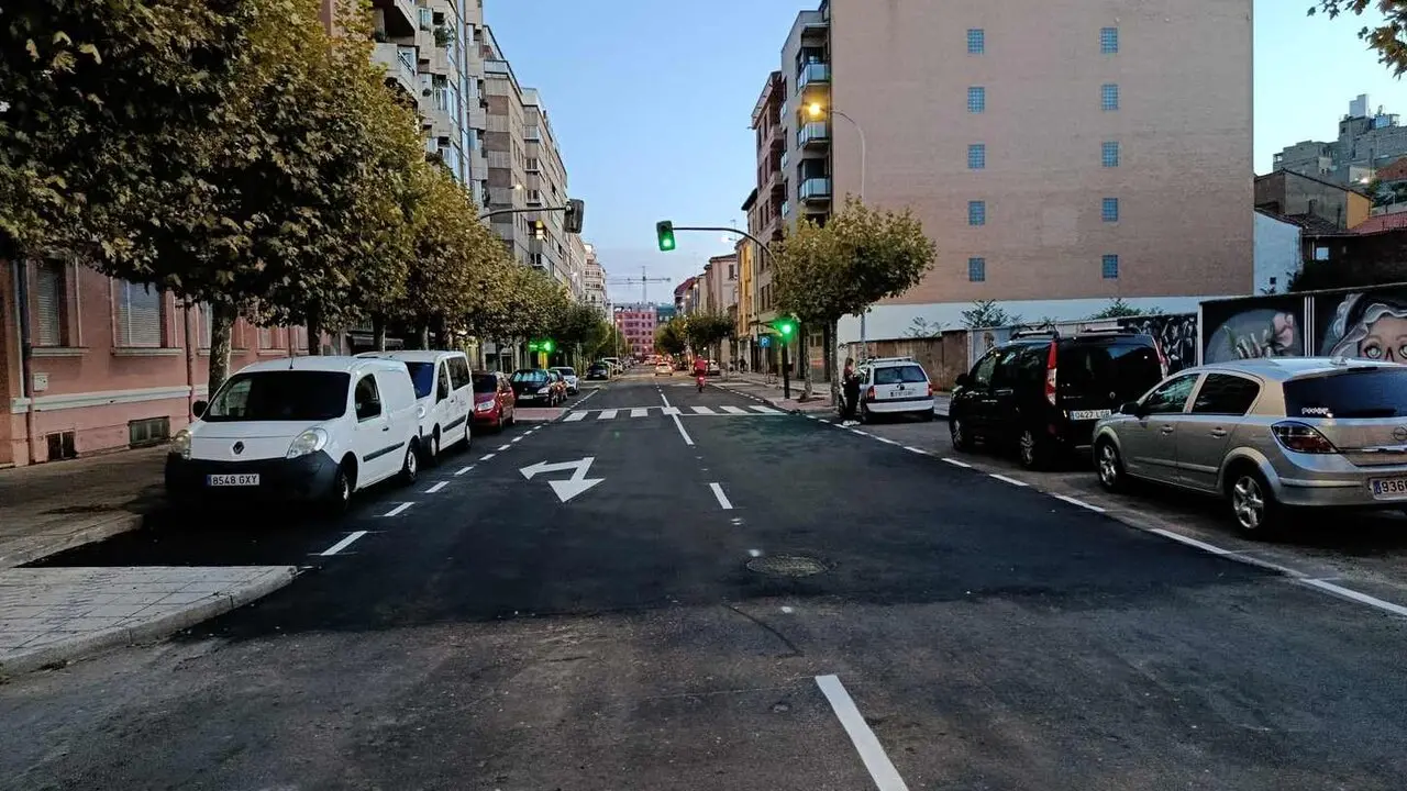 La avenida Mariano Andr&eacute;s de Le&oacute;n ha recuperado este lunes la normalidad en la circulaci&oacute;n. La Polic&iacute;a Local del Ayuntamiento de Le&oacute;n ha informado de la apertura al tr&aacute;fico del tramo situado entre las calles Guillermo Doncel y Pizarro, una vez concluidos los trabajos de pintura y los &uacute;ltimos remates de las obras ejecutadas en esta zona. Foto: M.A.G.